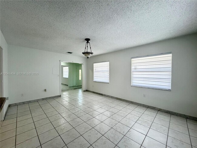 Building Photo - 913 NW 22nd Pl