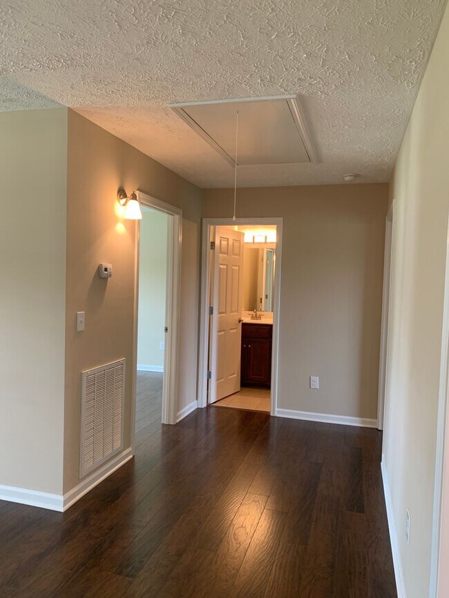 Building Photo - 3 Bedroom, 2 Bath Home Located in Manchester