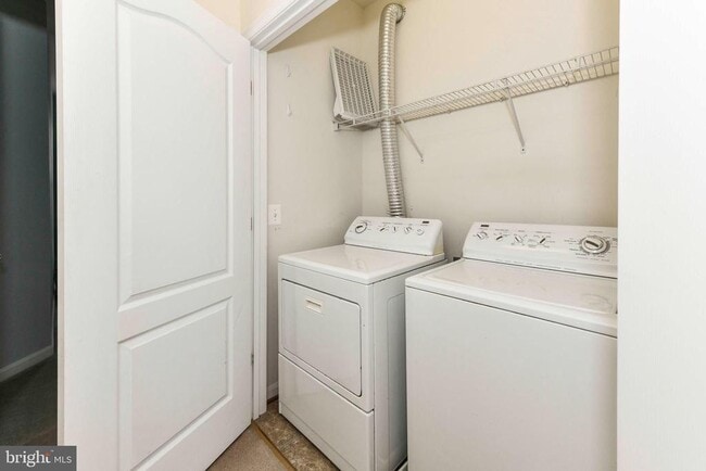 Building Photo - 13592 Village Green Dr