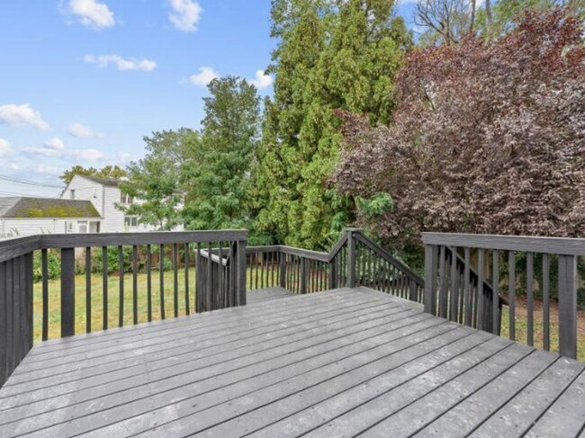 Building Photo - Beautifully Renovated 3-Bedroom, 1.5-Bath Home with Modern Kitchen & Driveway Parking in Mt. Ephr...
