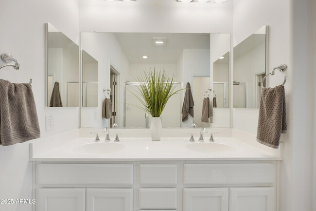 Building Photo - 5854 S Del Rancho