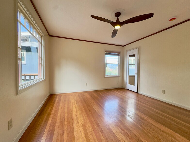 Building Photo - 645 Jean St