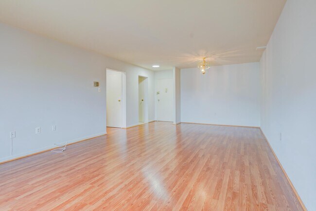Building Photo - 7400 Lakeview Dr