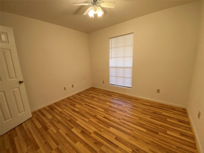 Building Photo - 24501 Pine Oaks Ct