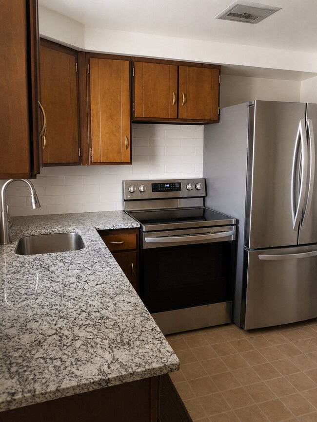 Building Photo - 2 Bed 1 Bath Orem Apartment by Orem Library AVAILABLE NOW at Promotional Rate!!