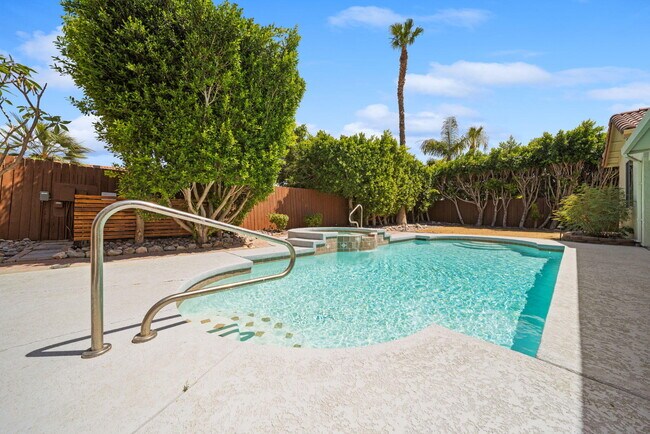 Building Photo - 37762 Drexell Dr