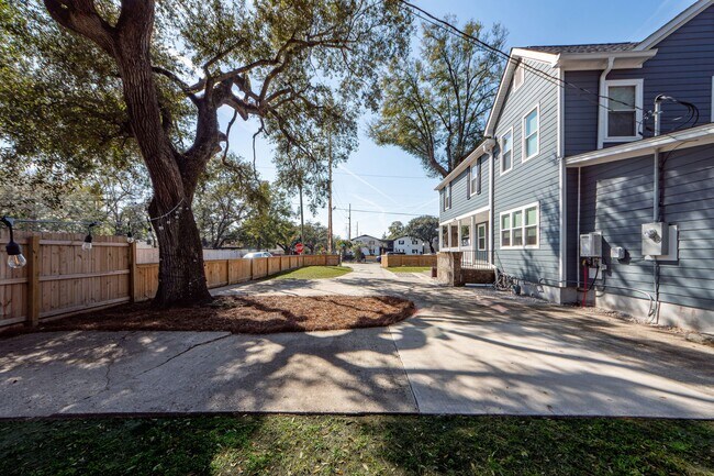 Building Photo - 3 BD 2.5 Bath Charming Home