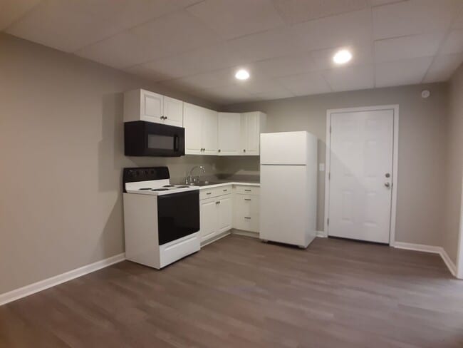 Building Photo - Radford, 1 BR / 1 BA Apartment, Available May 20th