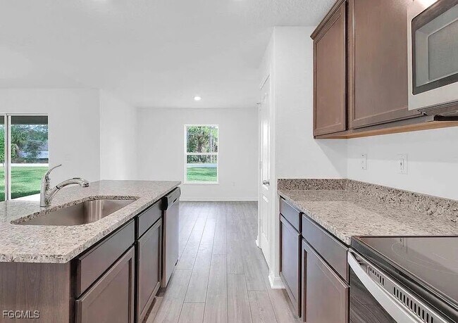 Building Photo - 242 Lisette St