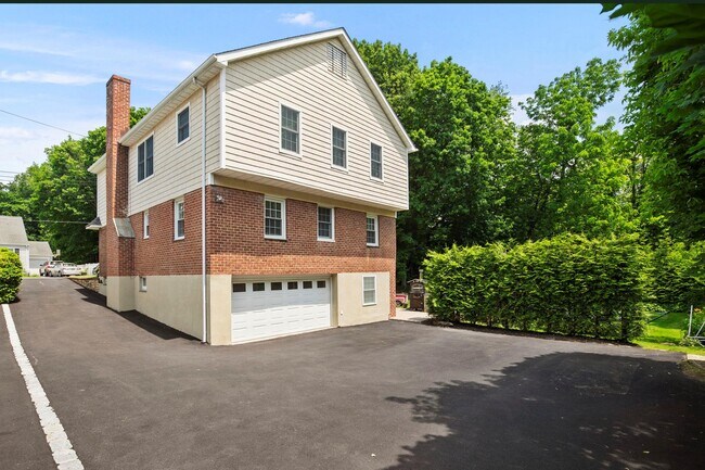 Building Photo - 87 Bolton Ave