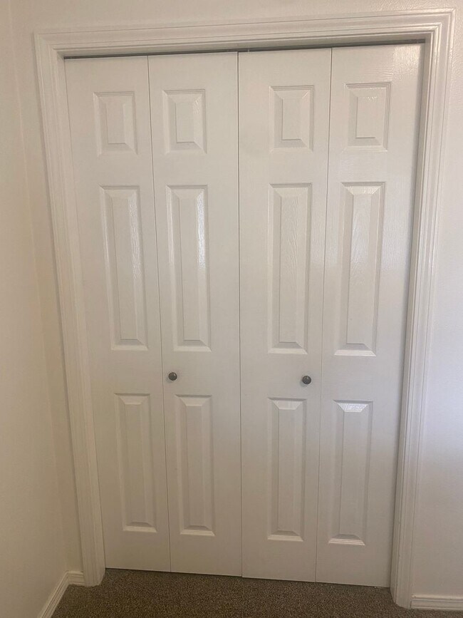 Building Photo - 3 Bed, 2 Bath,  Single Story, CUL-D-SAC Ho...