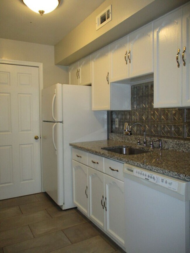 Building Photo - Tucked Away Condo with Balcony near Shirlington