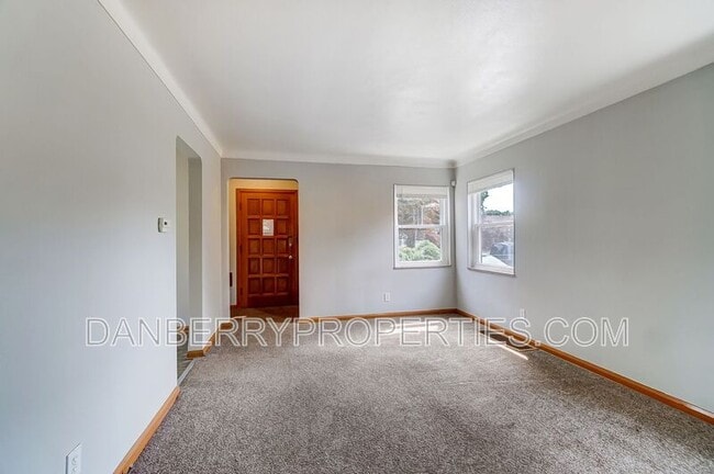 Building Photo - 347 Darrow Ave