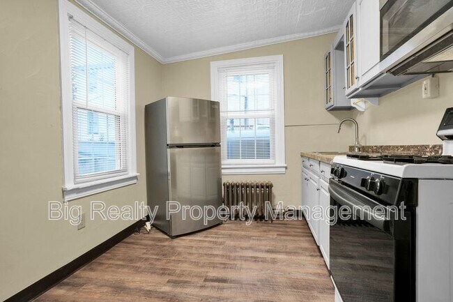 Building Photo - 72 N Main St