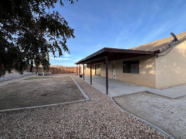 Building Photo - Beautiful 3 Bedroom 2 Bathroom House in Co...