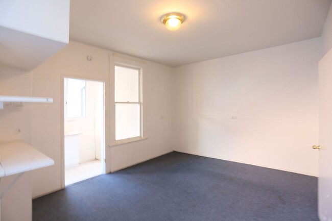 Building Photo - Spacious 3BR/1BA Full Floor Flat in North ...
