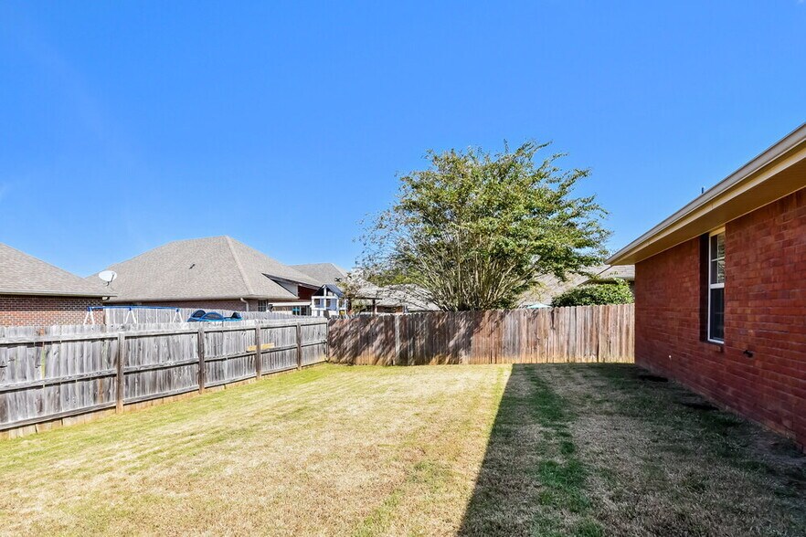 Building Photo - 2067 Edgewood Dr