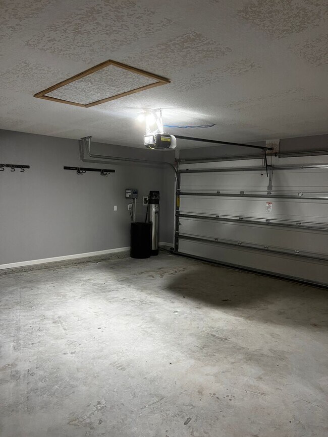 Building Photo - 4/2 centrally located!!