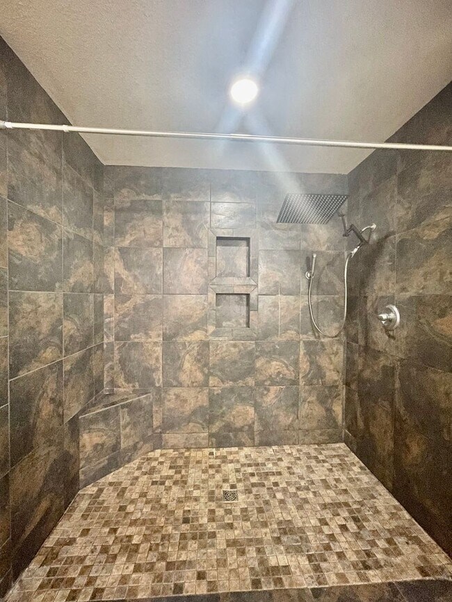 Building Photo - Walk to campus! Walk downtown! Fenced yard! Flat Rate Utilities!