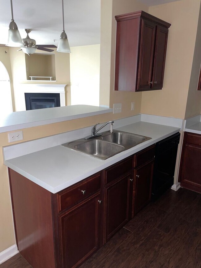 Building Photo - 2 BED, 2 BATH CONDO LOCATED IN GREENSBORO! LAST MONTH'S RENT FREE IF YEAR LEASE IS COMPLETED!