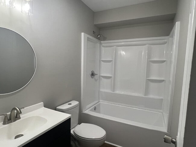 Building Photo - Move-In Ready Room Rental - PRIVATE BATH – No Deposit, Quick Approvals!