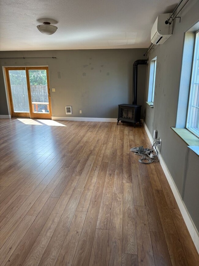 Building Photo - Unique, spacious 5-bdrm/3-bath Craftsman w...