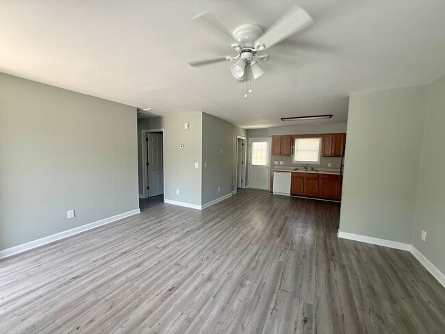 Building Photo - Two bedroom, one bath apartment in Burlington