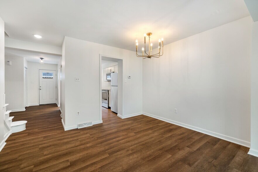 Building Photo - 215 Oakview Dr