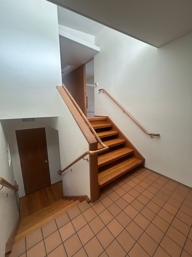 Building Photo - 3 bed, 2 1/2 bath house