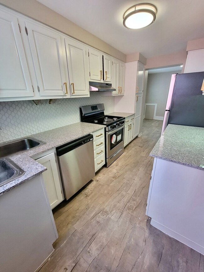Primary Photo - 1411 E Carson St