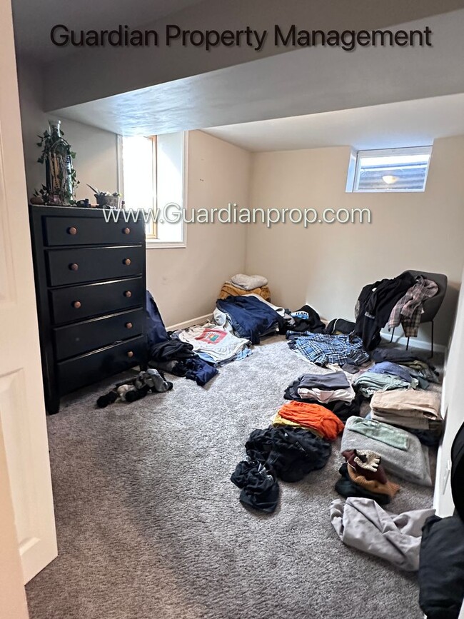 Building Photo - St Louis Park Single Family Home, Fenced In yard, Washer/Dryer, Fenced 1 Car Garage