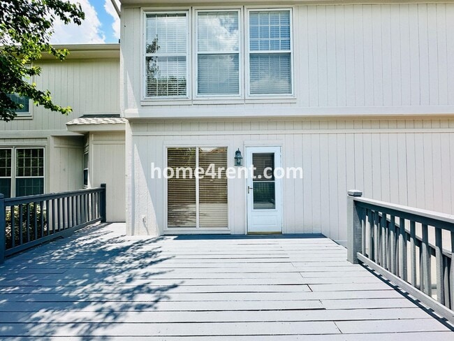 Building Photo - Beautiful, Spacious Home w/ Open Floor Pla...