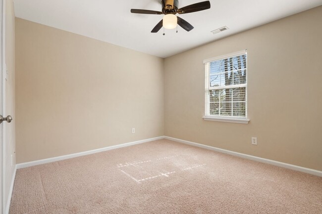 Building Photo - Spacious, end-unit townhome in North Raleigh!