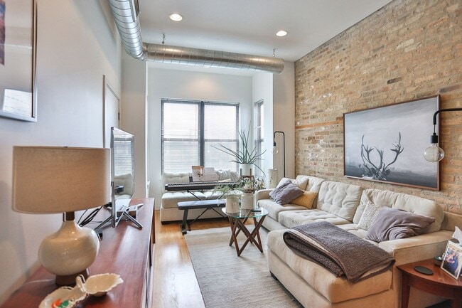 Building Photo - Great 1 Bedroom Apt. Exposed Brick, High Ceilings, All New. Great Location.