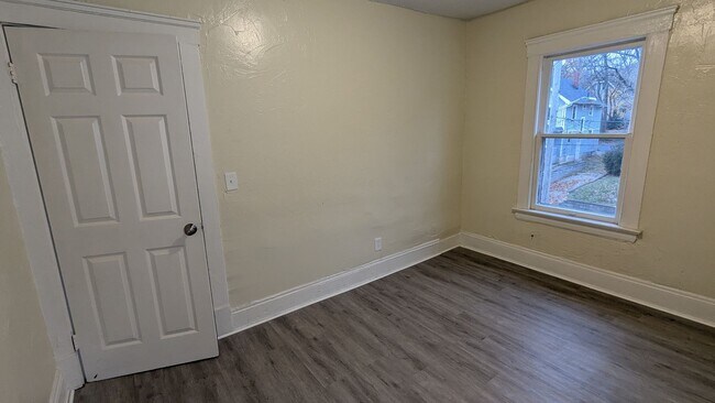 Building Photo - Welcome to this charming 3-bedroom, 1-bathroom home located in the heart of Akron