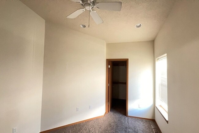 Building Photo - 2 bed 2 bath Duplex in Monmouth