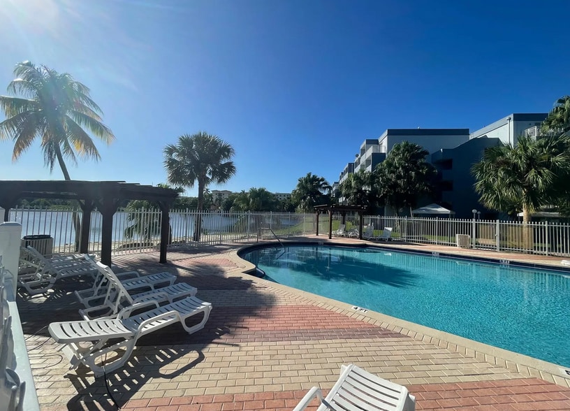 Building Photo - 9355 Fontainebleau Blvd