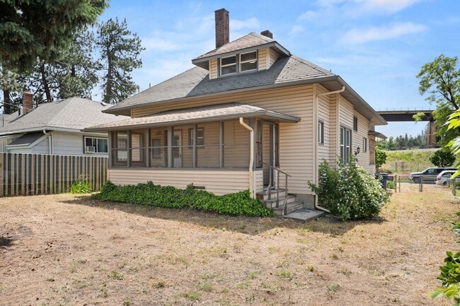Building Photo - 2624 W Eighth Ave