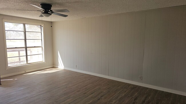 Building Photo - LARGE CORNER LOT!  2 bed 1 bath, could be 3 bedroom