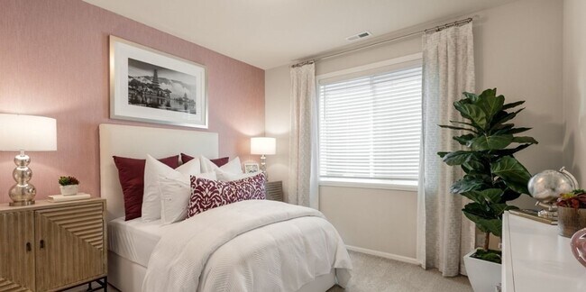 Building Photo - Spacious 5-bedroom, 3.5-bath in Tahoma Ridge Community