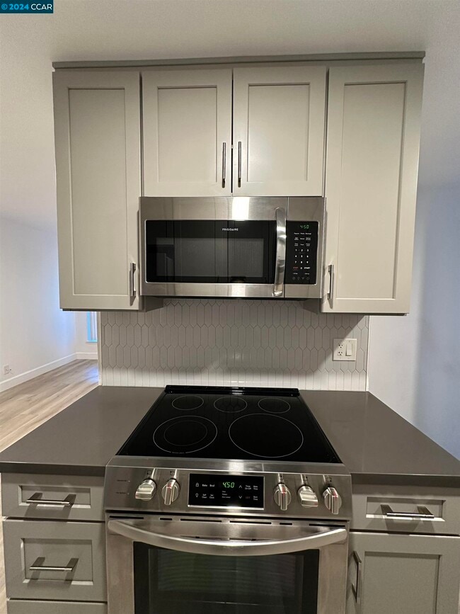 Building Photo - 1700 Siskiyou Dr