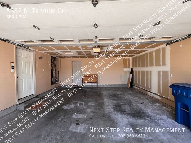 Building Photo - 3 Bed 2 Bath Townhome - NO SECURITY DEPOSI...