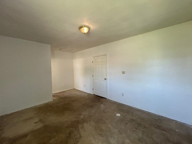 Building Photo - COMING SOON! Cute 3 Bedroom, 1 Bath Close to Downtown San Antonio.