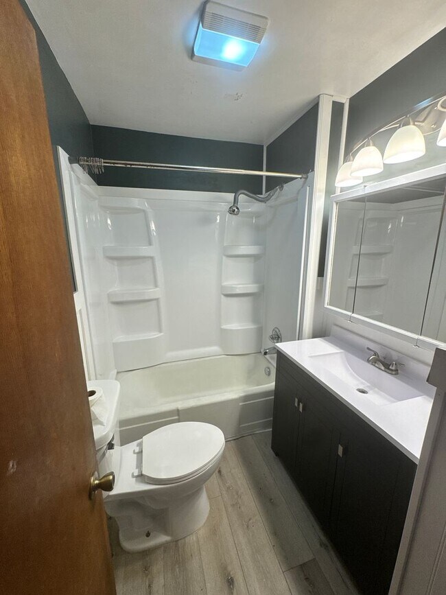 Building Photo - 4 Bedroom- Walking distance to BSU