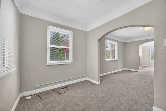 Building Photo - Spacious 3 bed 1.5bath Brick Colonial