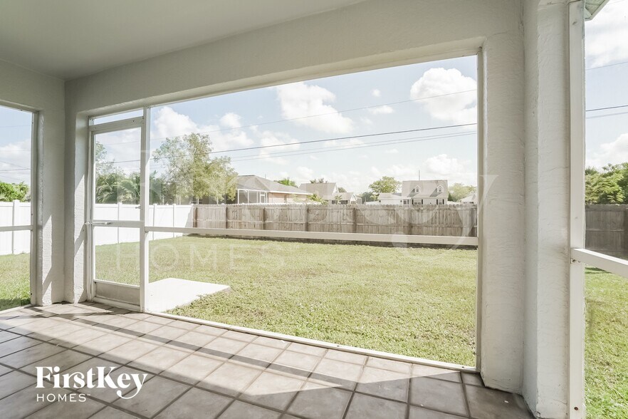 Building Photo - 2715 SW 1st Pl