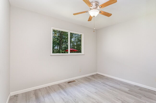 Building Photo - Updated 2-bedroom Duplex at $1150/month