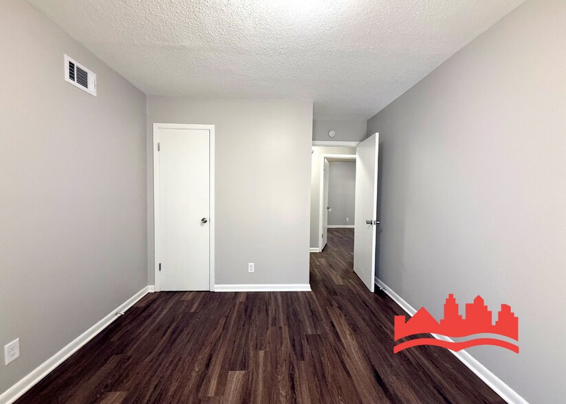 Building Photo - 890 W Marigold Ln