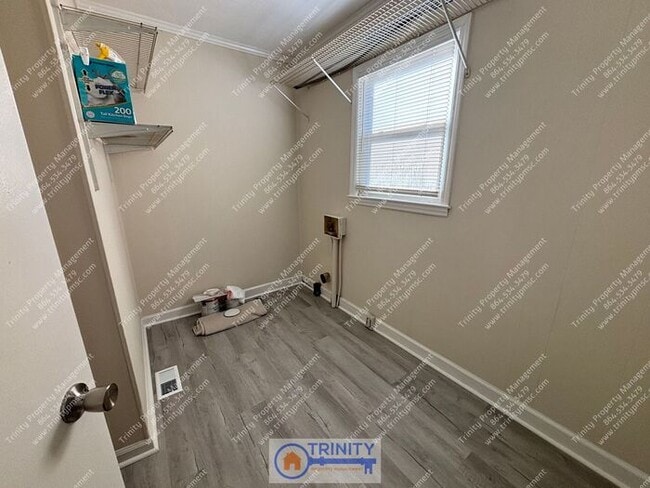 Building Photo - Bright and Sunny 2-bedroom, 1-bathroom Hom...