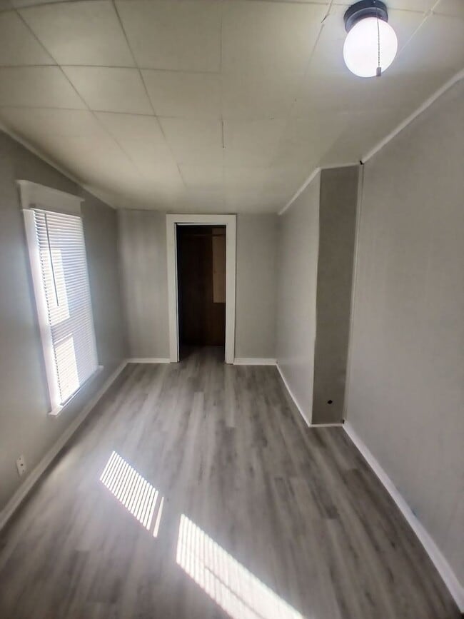Building Photo - Cozy 3 Bedroom Upstairs Apartment- Available Now!